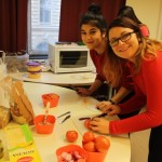 Die Vorbereitungen für unsere Brötchen werden von Dominika und Sena getroffen.