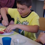Schüler werden in das Projekt mitbezogen, indem sie das Obst und Gemüse selber schneiden