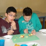 Schüler werden in das Projekt miteinbezogen, indem sie das Obst und Gemüse selber schneiden