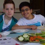 Zufriedene Schüler beim Essen 