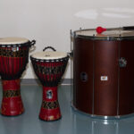 Mittlere und kleine Djembe und der Surdo