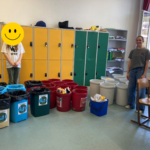 Die 4C-Klasse beim Bekleben der neuen Mülltonnen