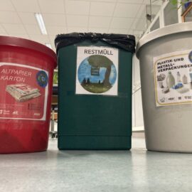 Optisches Make-Over der Mülltonnen im Schulhaus